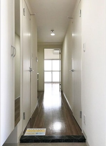玄関　※写真は同じマンションの違う部屋のものになります。