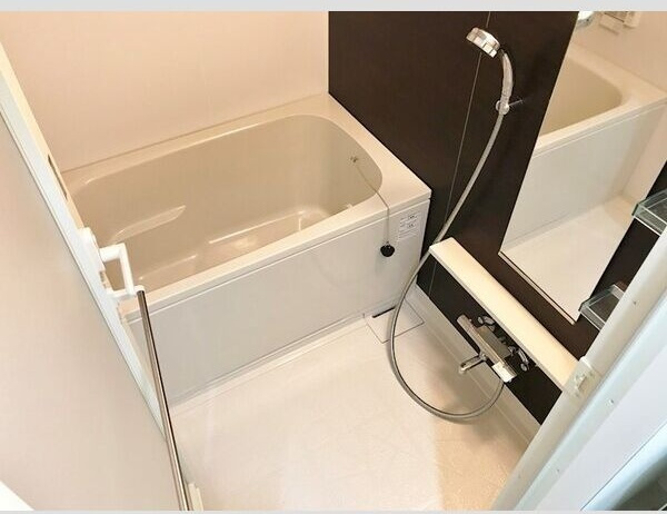 バス・シャワールーム　※写真は同じマンションの違う部屋のものになります。