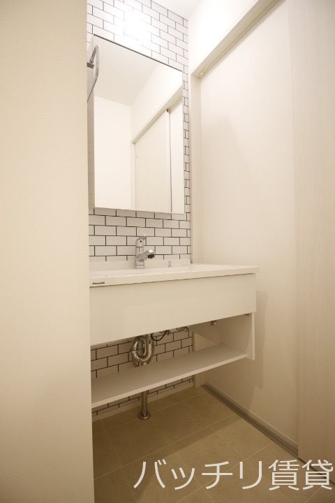 洗面設備　別号室の画像。現況を優先します。