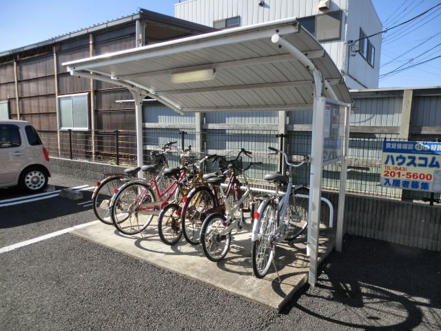 その他共有部分　屋根付きの駐輪場です。