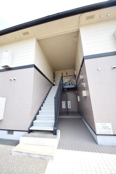 エントランス　雨でも安心の内階段設計