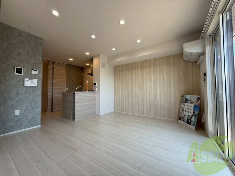 居室・リビング　白を基調とした綺麗なお部屋ですね。日当たりも良好です