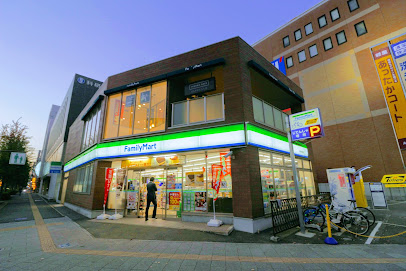 コンビニ　ファミリーマート 御器所駅前店（コンビニ）まで82m