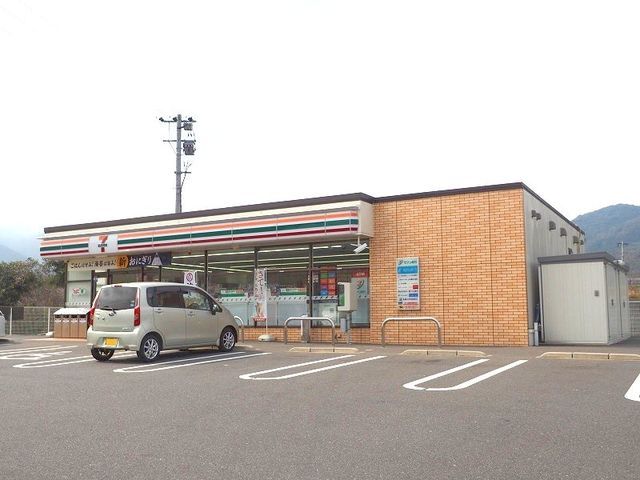 コンビニ　セブンイレブン（コンビニ）まで1300m