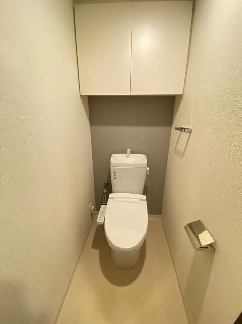 トイレ　落ち着いた色調のトイレです