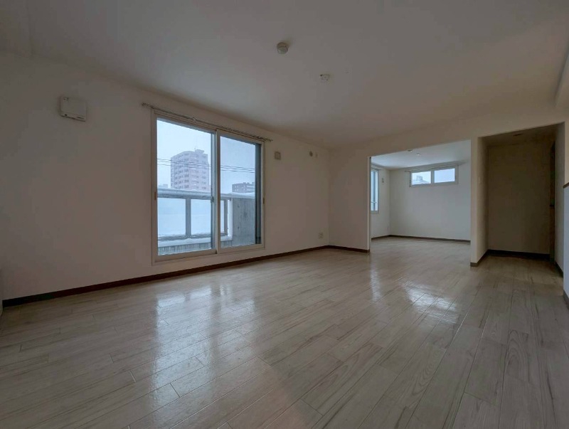 居室・リビング　広くてキレイなお部屋が広がっていて、充実した生活が送れそう。