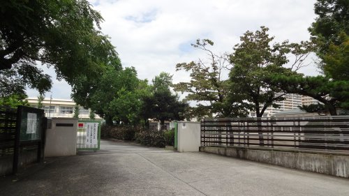 小学校　岡崎市立六名小学校（小学校）まで748m