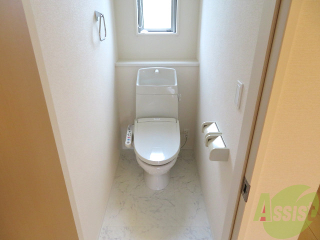 トイレ　ウォシュレット機能がついたトイレです。安心して使用できますね
