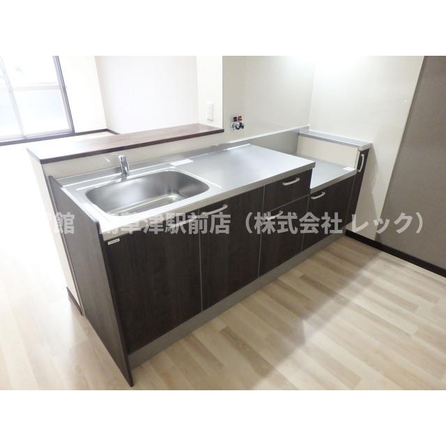 キッチン　同建物内の別室写真となります。