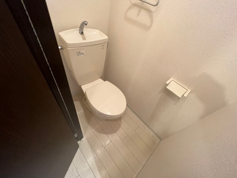 トイレ　こちらはトイレです。清潔感があり、安心して使用できます。