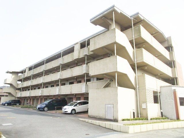 小田急小田原線 本厚木駅 バス乗車時間：6分 最寄りバス停で下車 徒歩3分 築22年
