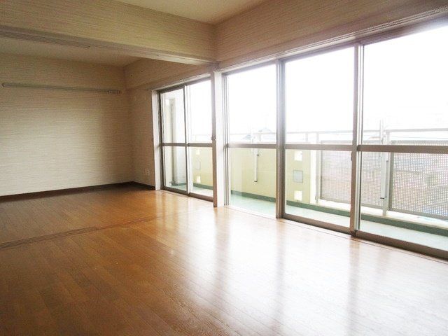 小田急小田原線 本厚木駅 バス乗車時間：6分 最寄りバス停で下車 徒歩3分 4階建 築22年の居間写真