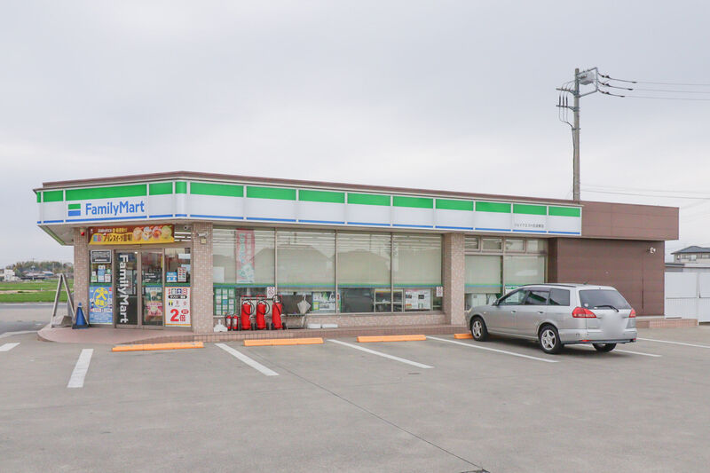 コンビニ　ファミリーマート ジェイ・クエスト佐波東店（コンビニ）まで755m