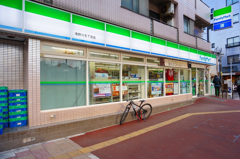 コンビニ　ファミリーマート滝野川5丁目（コンビニ）まで211m