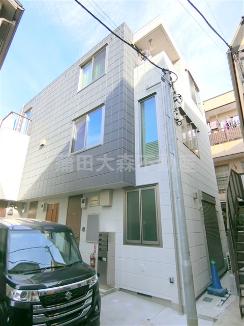 建物外観　2020年12月築　鉄骨造地上3階建て　落ち着いた住宅街！