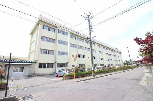 中学校　新潟市立石山中学校（中学校）まで924m