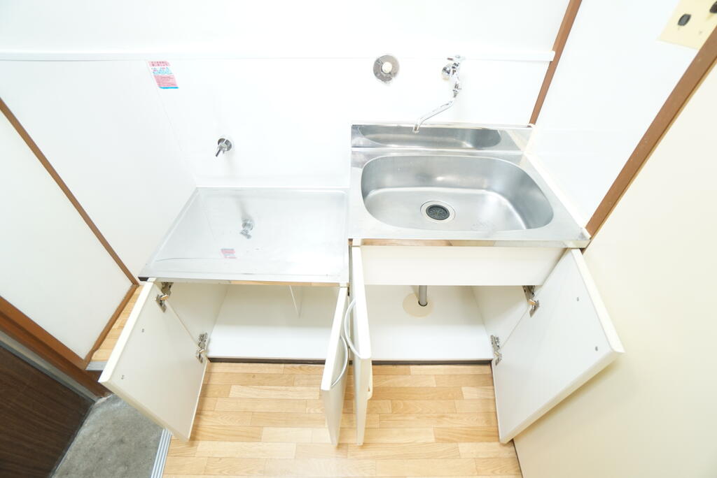 洗面設備　※同物件別号室の参考写真です。