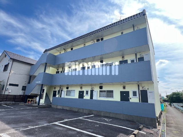 建物外観　南向きの３階建てマンション