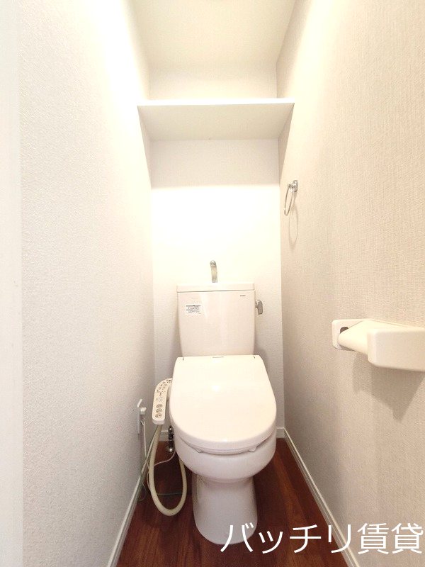トイレ　画像は別号室タイプの為、現状を優先致します。