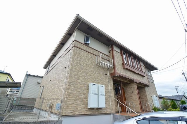 建物外観　2014年完成のきれいな建物です。