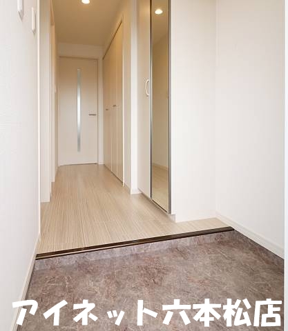 玄関　姿見で仕事前にチェック