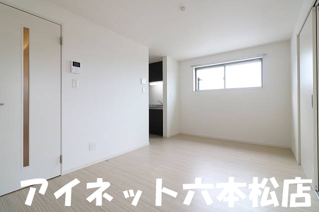 居室・リビング　白基調の無垢なお部屋