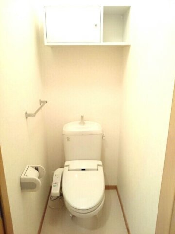 トイレ　落ち着いた色調のトイレです