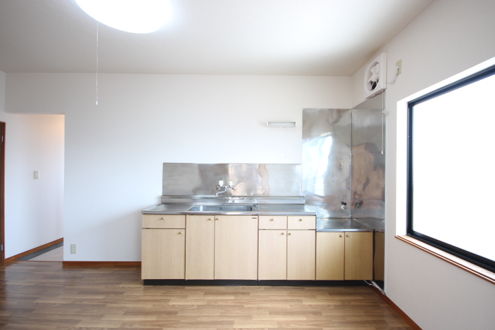 キッチン　DK７、５帖です！　窓があり明るいキッチンです。