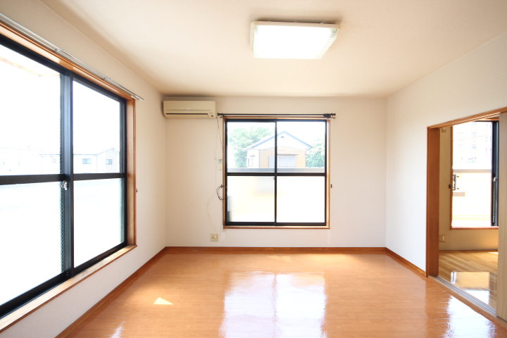 居室・リビング　南向き洋室８帖です！　照明・エアコン付きです。