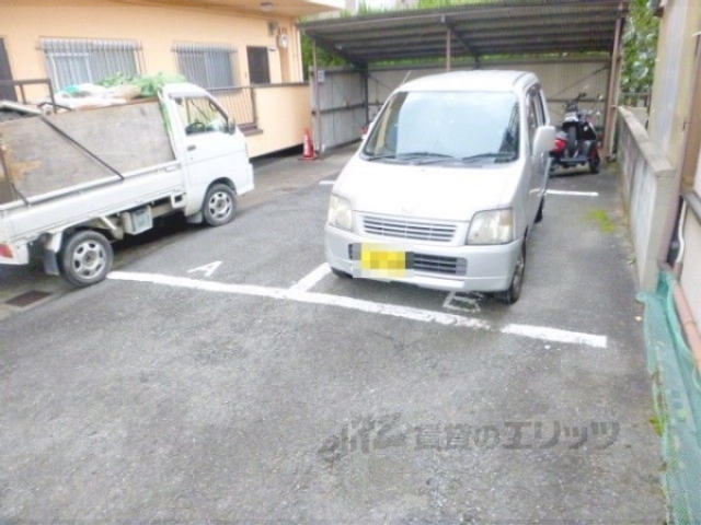 【向日市上植野町のマンションの駐車場】