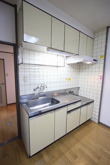 キッチン　同物件別号室の写真