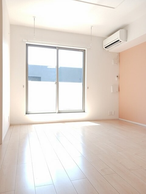 居室・リビング　エアコン完備のフローリングの室内です。
