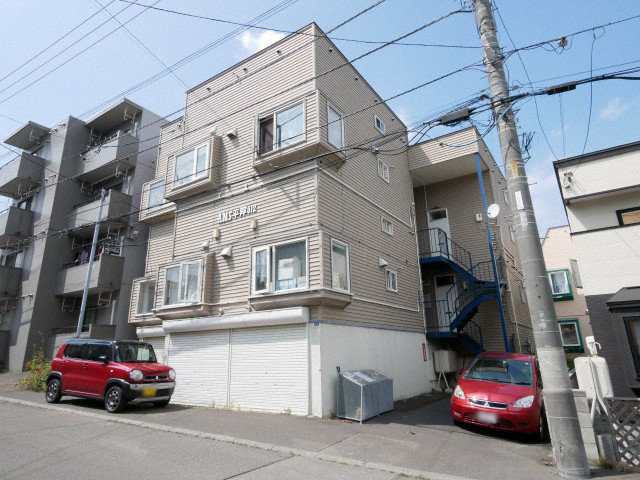 札幌市豊平区平岸五条のアパートの建物外観