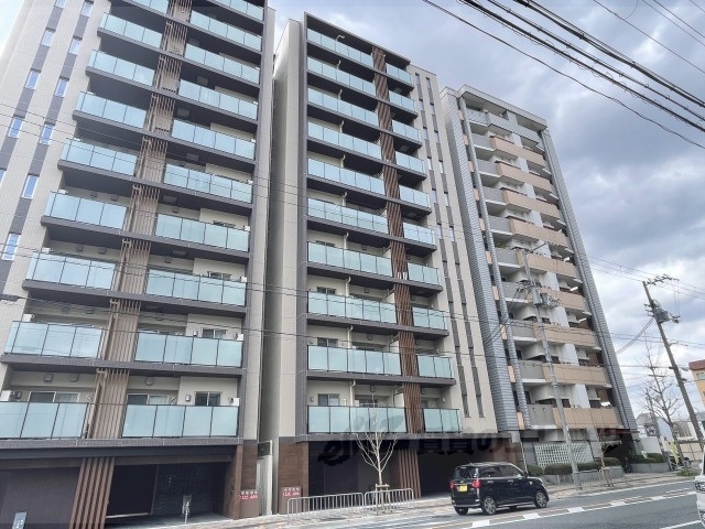 京都市山科区椥辻東浦町のマンションの建物外観