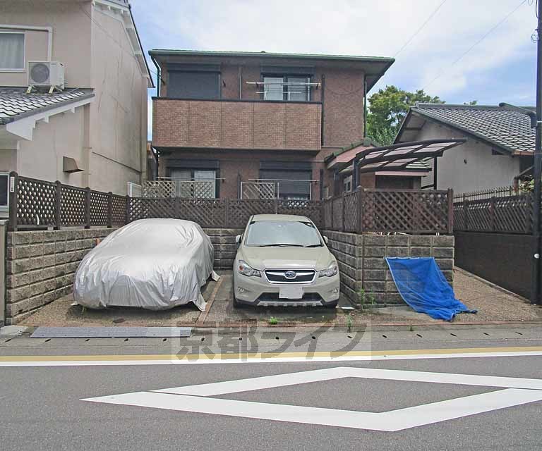 京都市西京区桂千代原町のアパートの建物外観