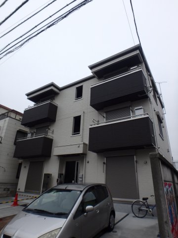 横浜市鶴見区市場西中町のアパートの建物外観