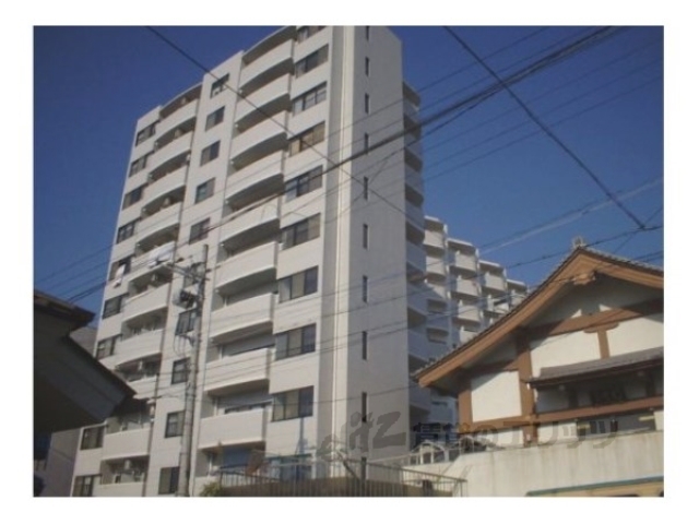 京都市上京区五番町のマンションの建物外観
