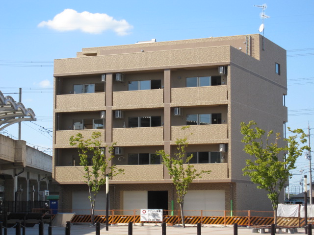 京田辺市三山木中央のマンションの建物外観