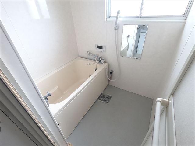 バス・シャワールーム　窓の付いた浴室