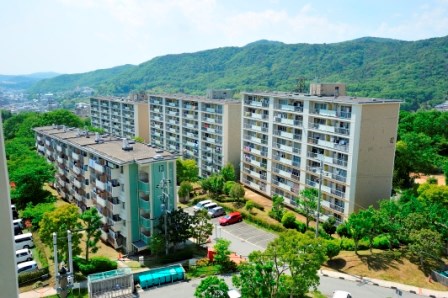 【神戸市北区花山東町のマンションの駐車場】