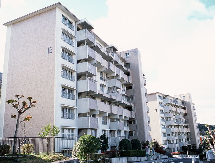 【神戸市北区花山東町のマンションの建物外観】