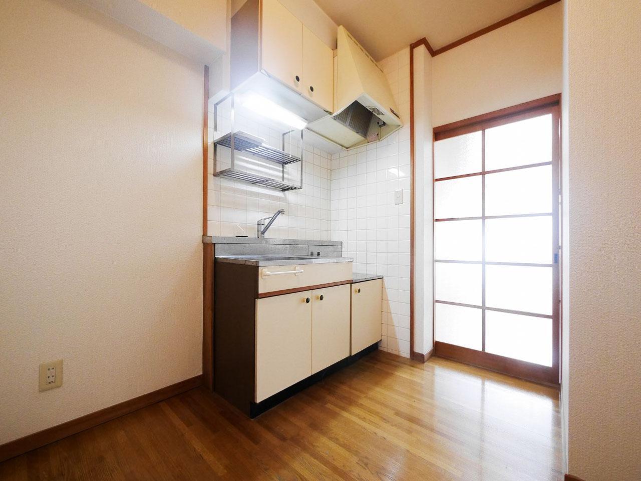 キッチン　キッチン周りにタイルが貼ってあるのでお手入れ簡単