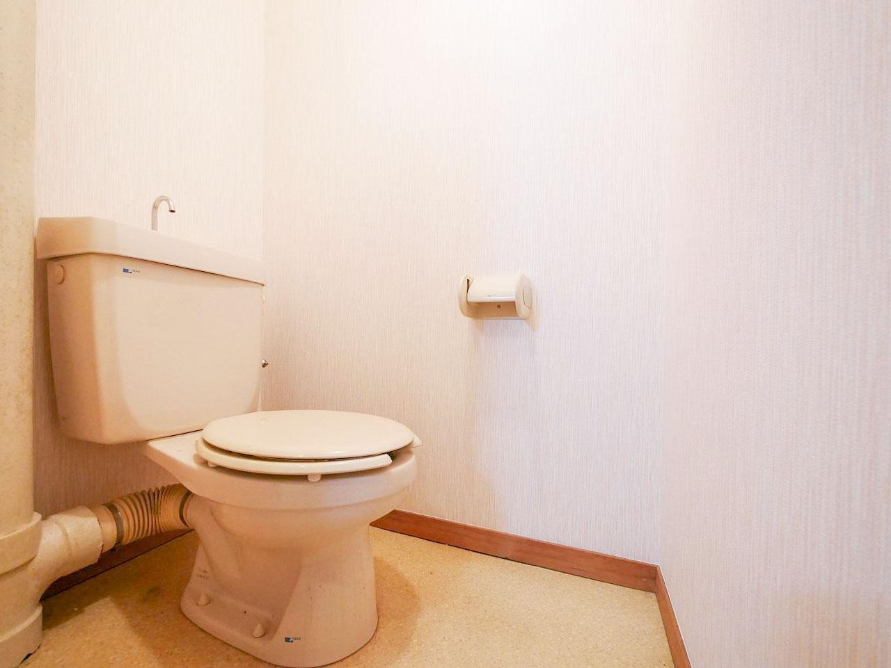 トイレ　白を基調とした清潔感溢れるトイレ