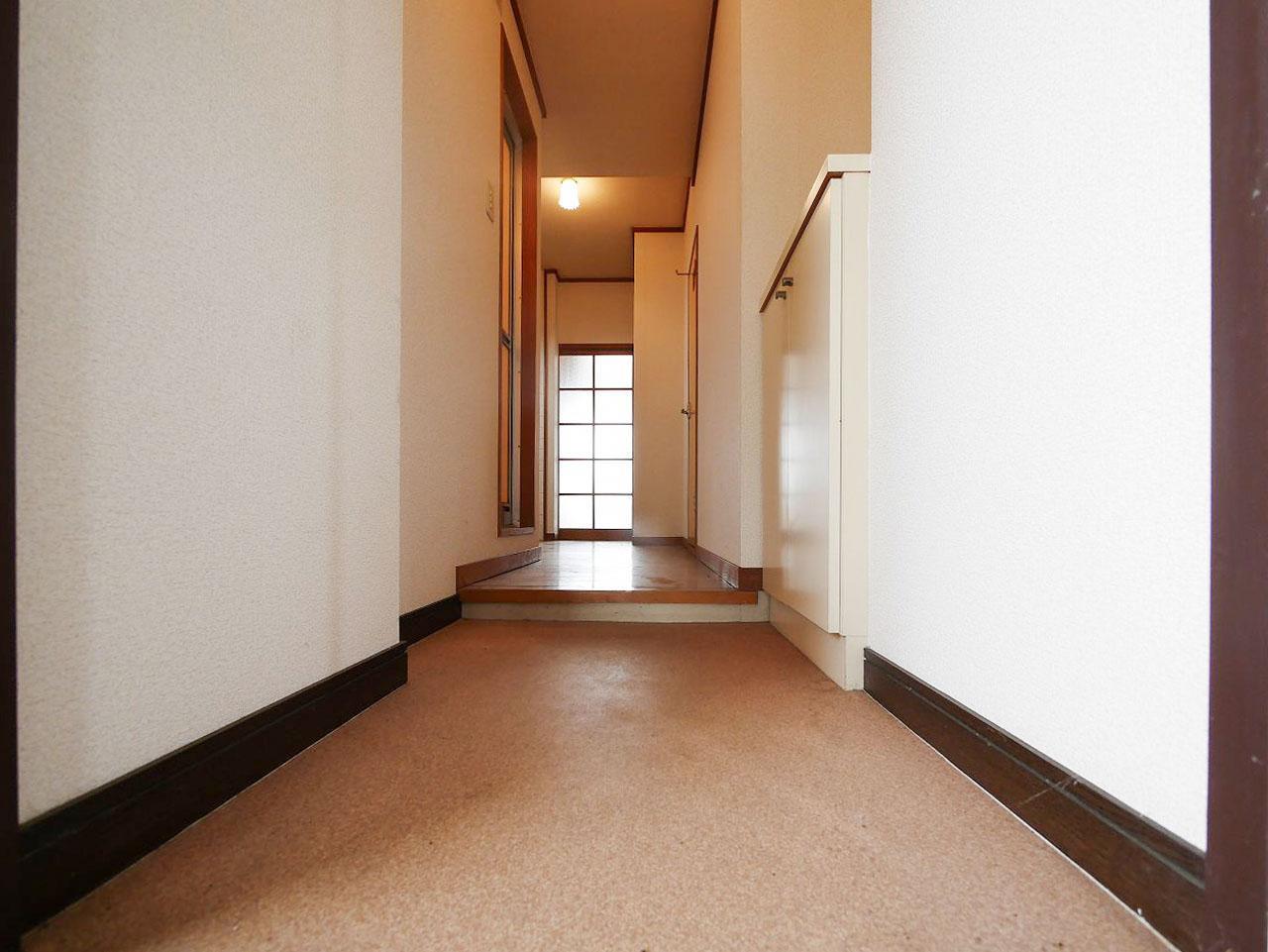 玄関　落ち着いた雰囲気の玄関があなたを出迎えます。