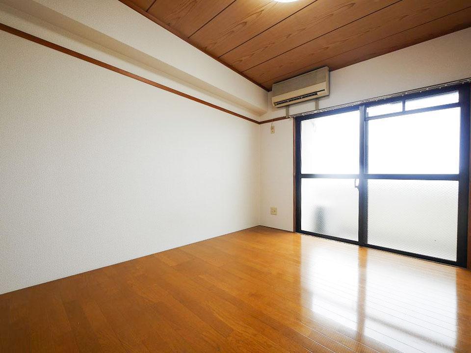 眺望　大きい窓から明るい光が差し込みます