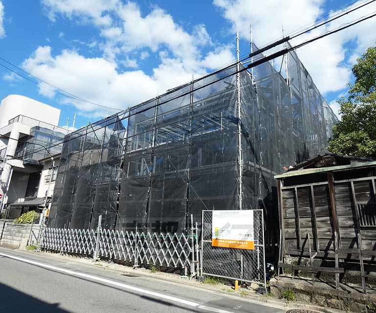 【京都市伏見区深草寺内町のアパートの建物外観】