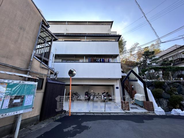 【京都市伏見区醍醐上ノ山町のアパートの建物外観】