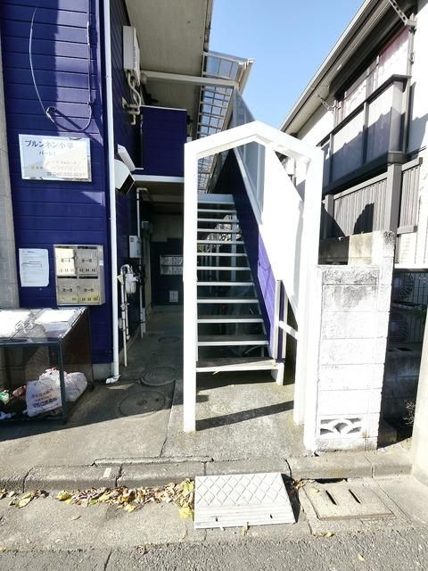 【小平市美園町のアパートのエントランス】