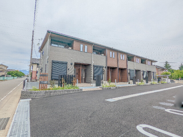 【伊勢崎市田中島町のアパートの建物外観】