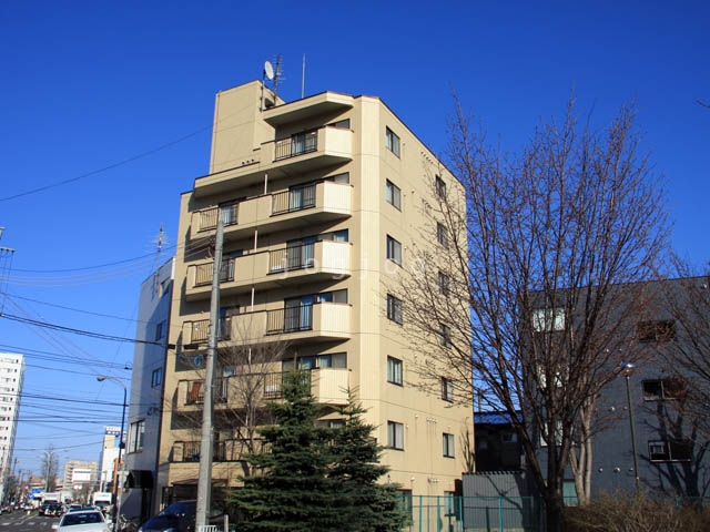 【札幌市白石区菊水二条のマンションのエントランス】